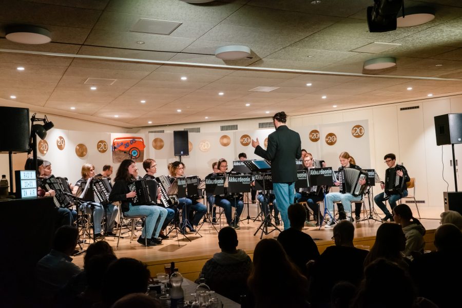 Jubiläumskonzert «20 Jahre» im voll besetzten Saal