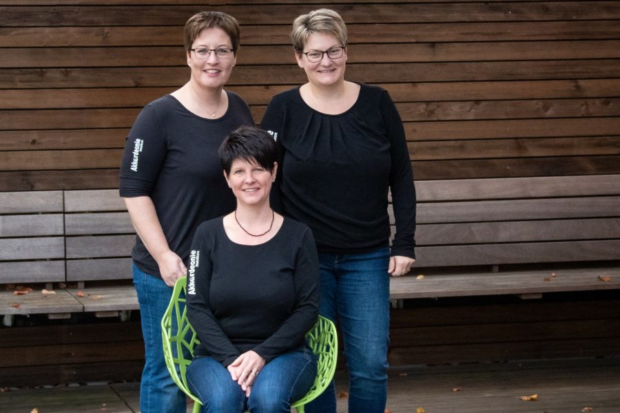 Drei Mitglieder der Akkordeonie in Vereinskleidung