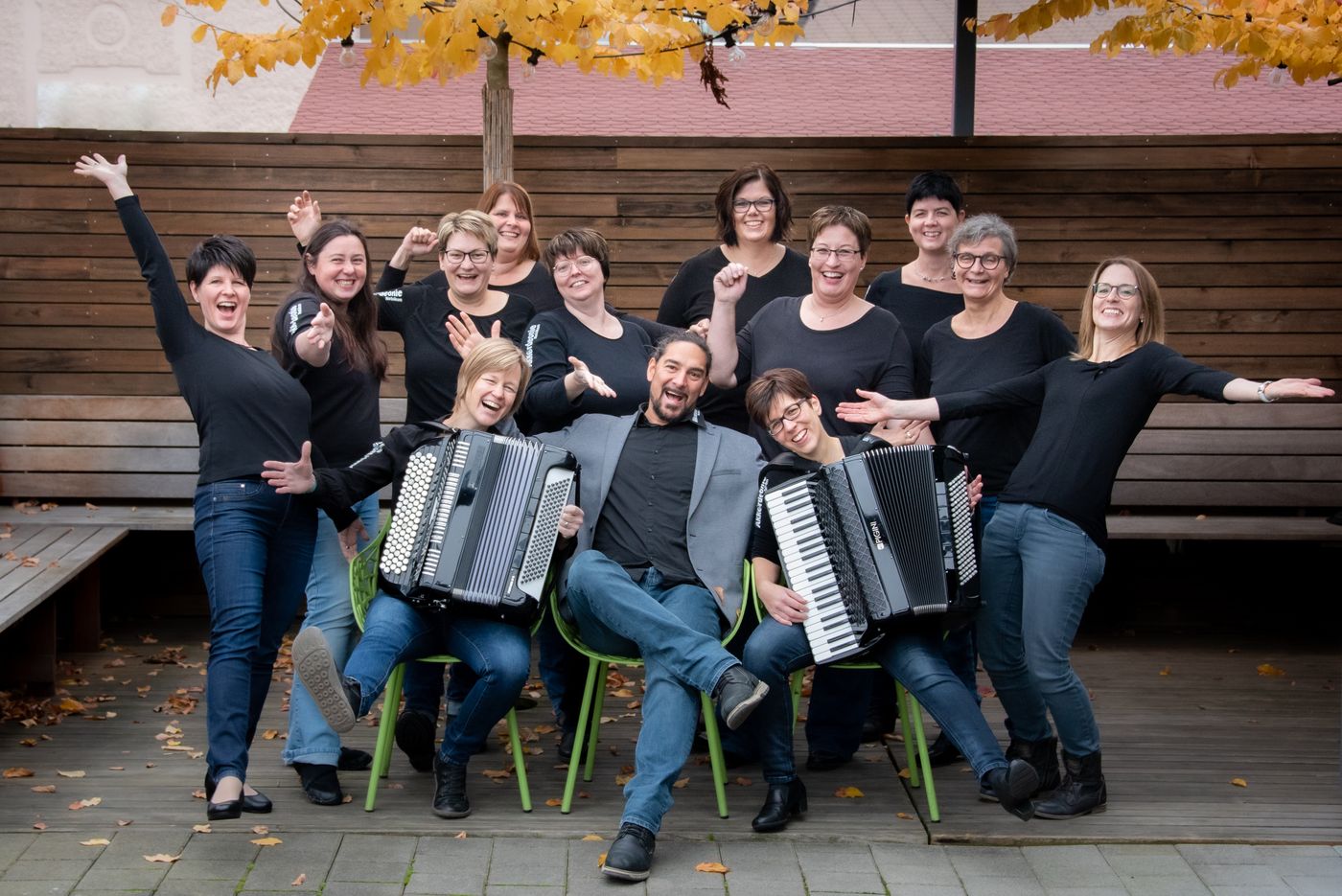 Gruppenbild der Akkordeonie Nebikon mit Dirigent Sven Angelo Mindeci in der Mitte, zwei Akkordeons vorne dabei.